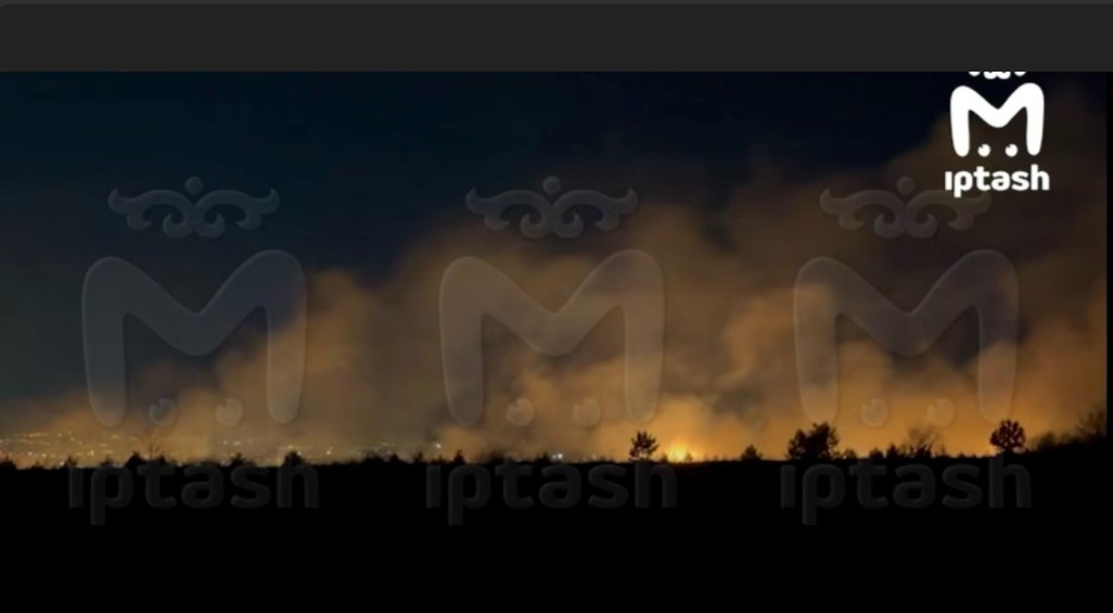 За Самосыровским кладбищем в Казани горит сухая трава