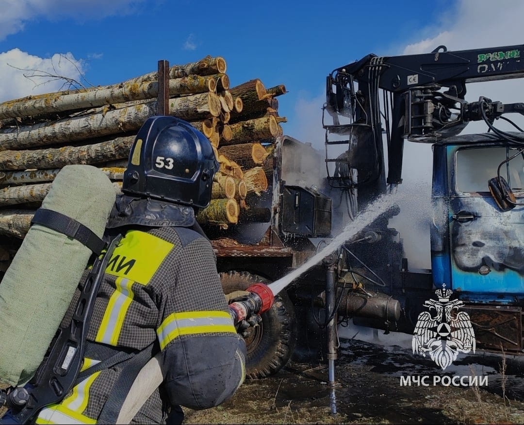 В Зеленодольском районе пожарные потушили вспыхнувший на ходу лесовоз