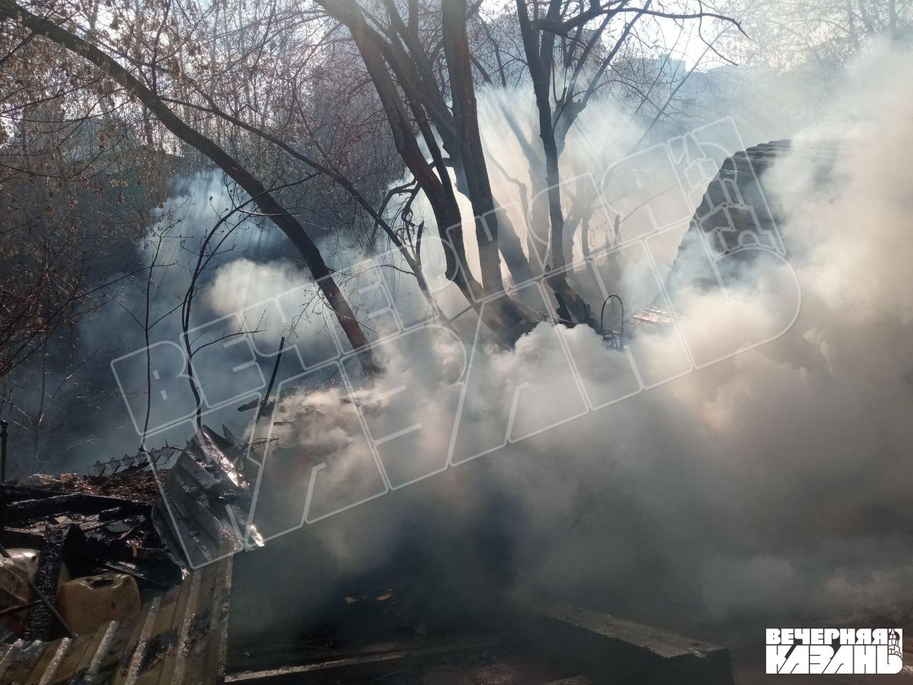 Масштабный пожар у проспекта Универсиады распространился на два участка