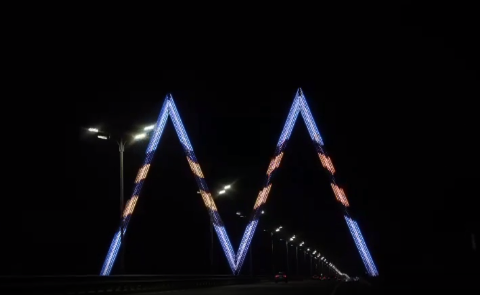 Буква «М» на Оренбургском тракте в Казани зажглась цветами георгиевской ленты