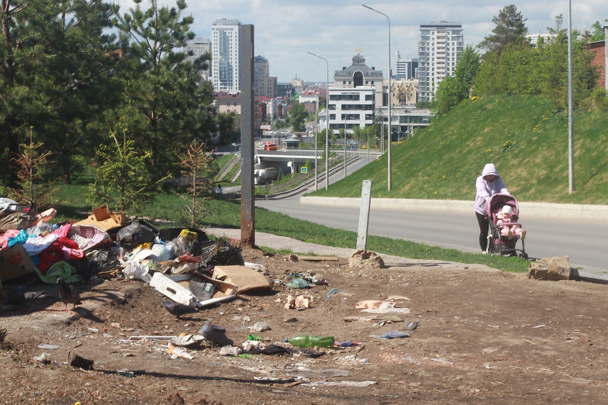 Мусор у контейнеров в двух районах Казани вывезут за 5,5 млн рублей