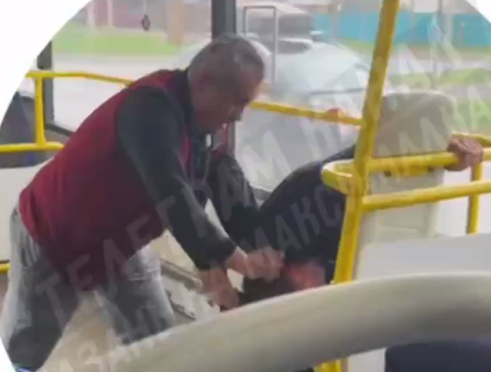 Кондуктор избил пьяного пассажира в Казани