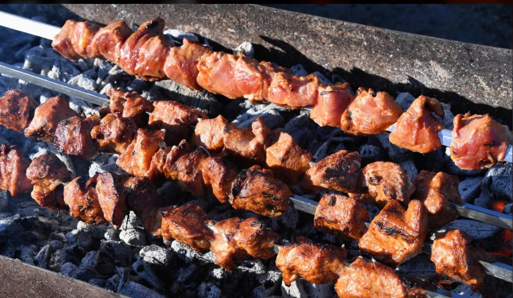 Большая часть казанцев считает поездку на шашлыки идеальной для свидания