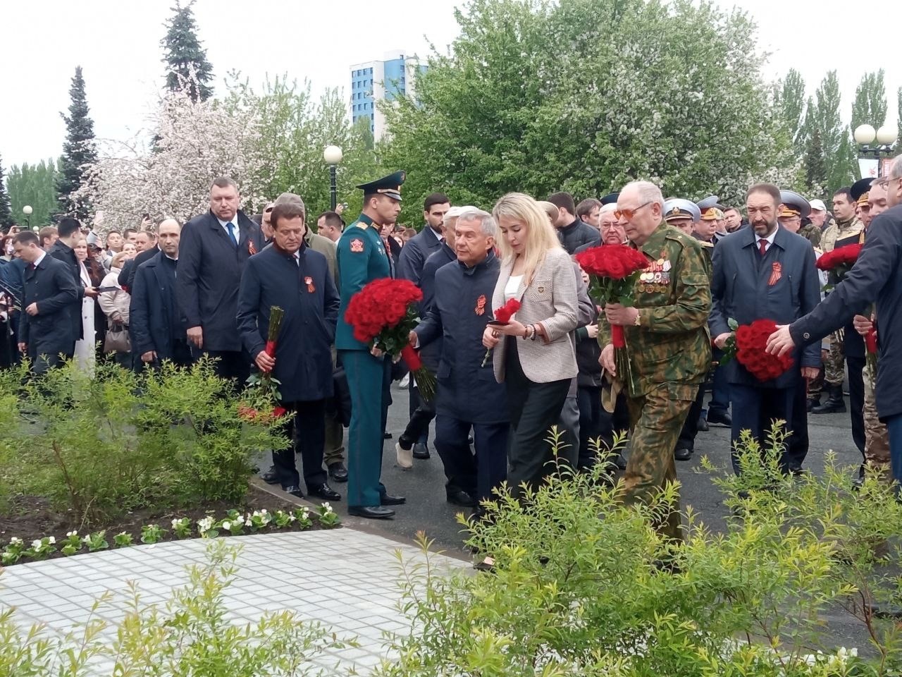 Минниханов и Шаймиев возложили цветы к Вечному огню