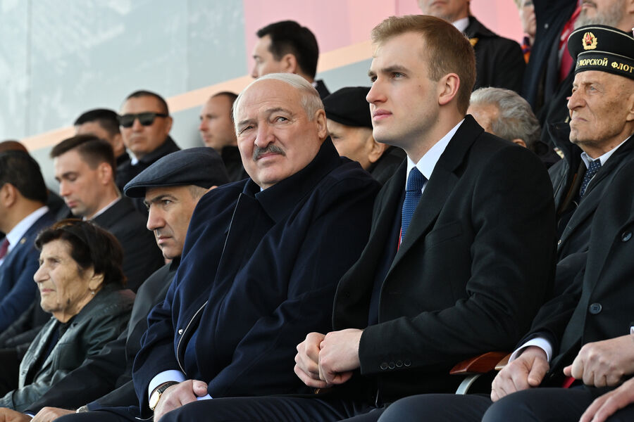 Парад Победы в Москве посетил Лукашенко вместе с сыном
