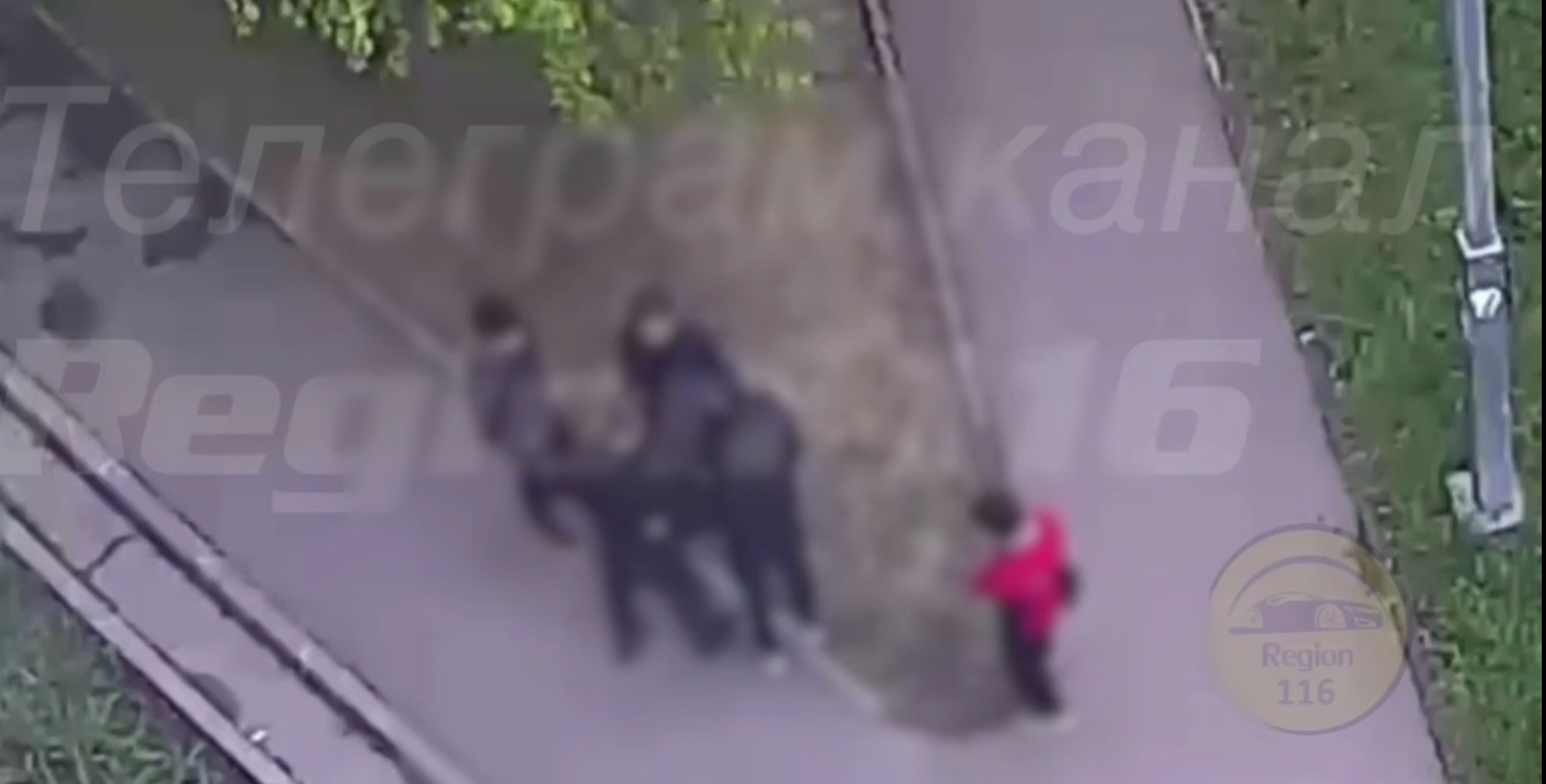 В казанском микрорайоне Азино толпа подростков жестоко избила сверстника