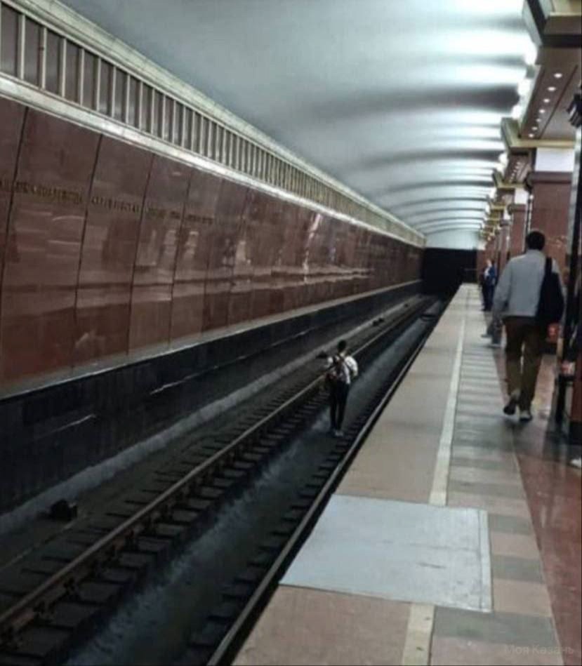 Мужчина спрыгнул на рельсы метро в Казани, чтобы сделать селфи