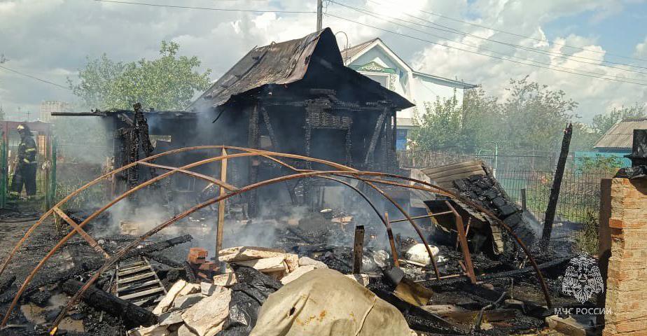 В Татарстане на пожаре в дачном поселке погиб человек