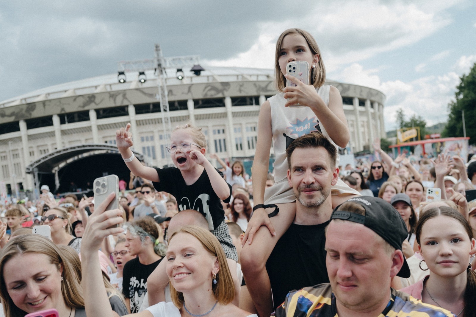 VK Fest выпустил серию билетов с уникальным оформлением от казанской художницы