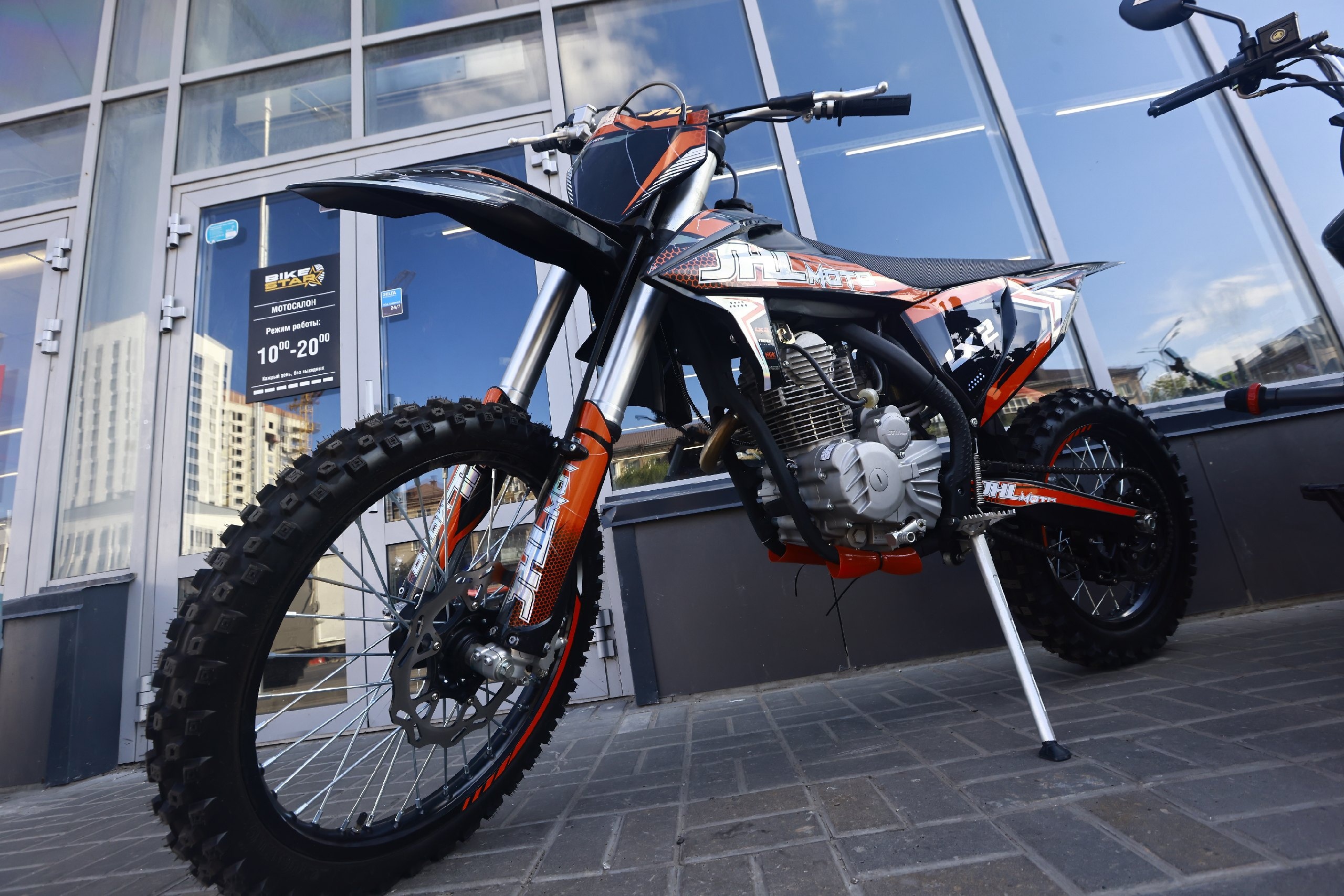 В центре Казани подросток слетел с питбайка