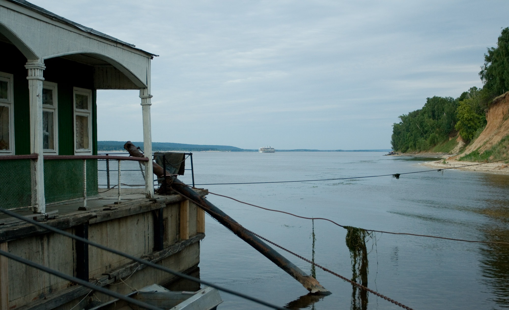 В Казани грузовое судно «Горизонт-1» повредило причал на Волге