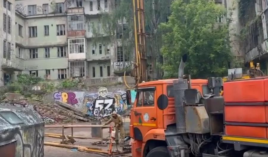 У Мергасовского дома начали бурить 100-метровые скважины для изучения грунтов