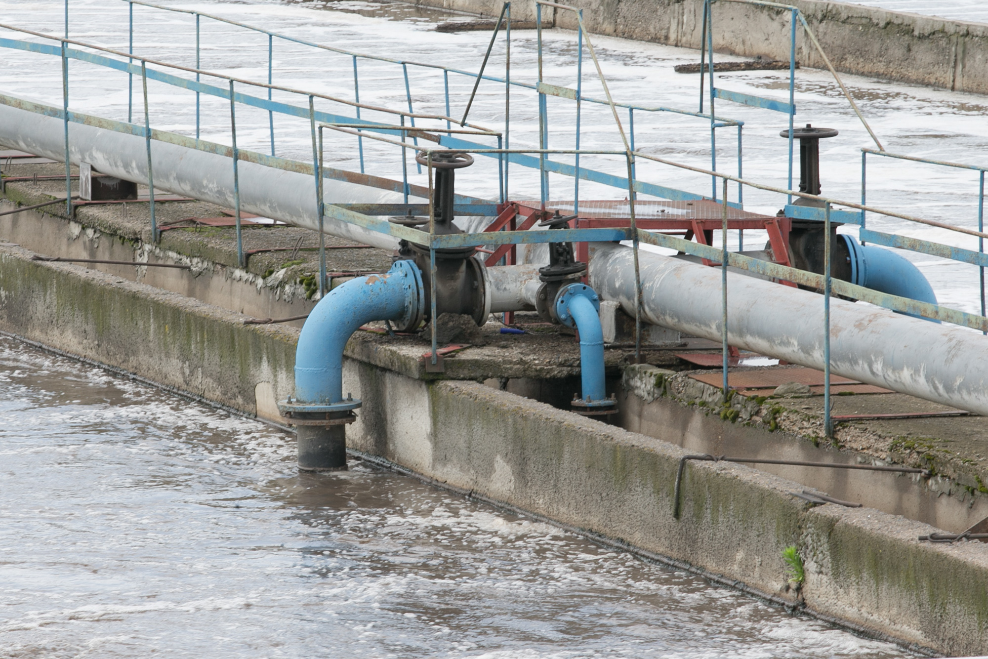 В Казани ресурсоснабжающую организацию наказали за склад иловых осадков на земле