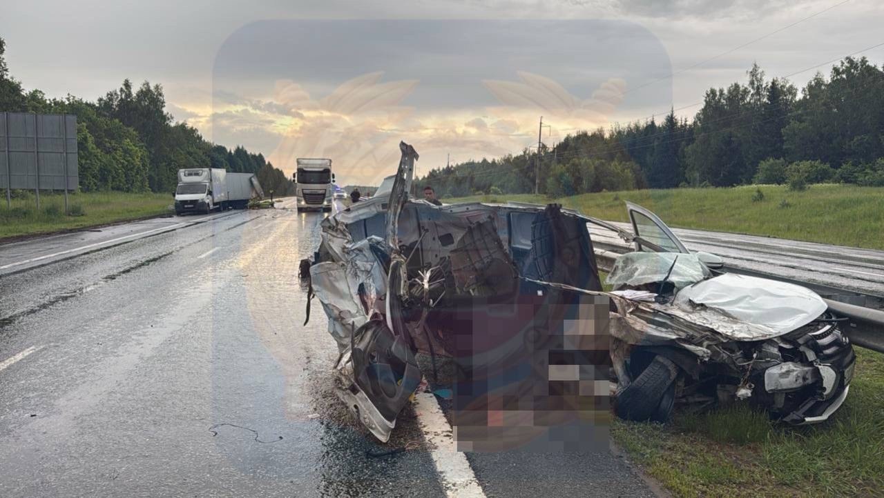 В Татарстане LADA врезалась в стоящий на трассе грузовик, пассажир погиб