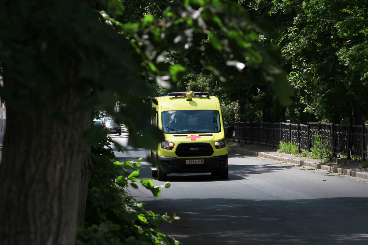 Мужчина, упавший с высоты на дворника в Казани, скончался