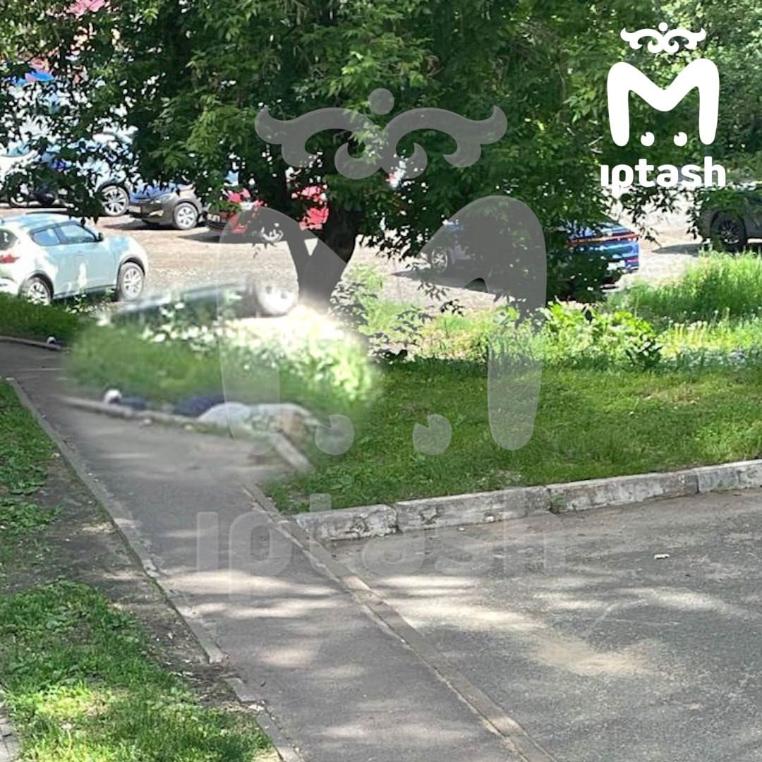 Мужчина упал из окна на дворника в Казани