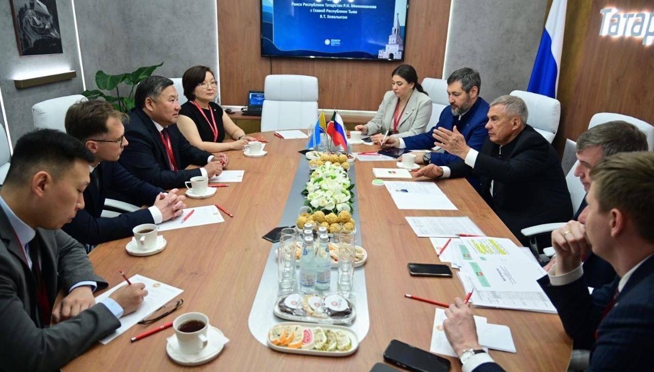 Минниханов и глава Тывы подписали план по сотрудничеству до 2028 года