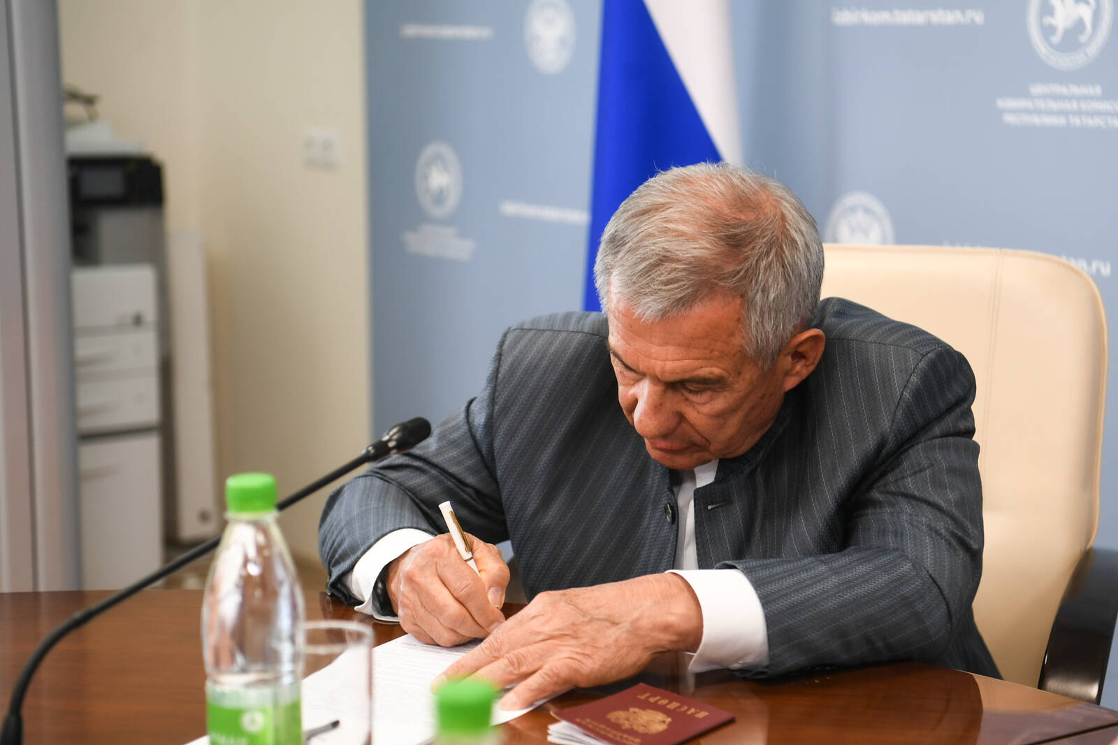 Минниханов подал документы в ЦИК на выдвижение кандидатом на выборах раиса