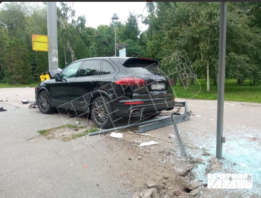 Видео запечатлело, как Porsche снес остановку в Казани