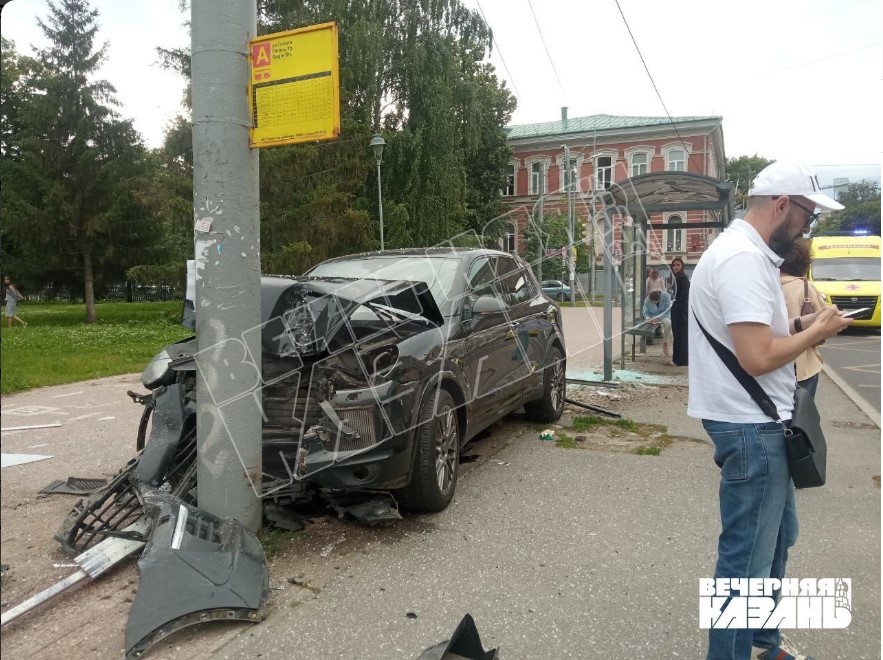 В Казани машина влетела в остановку на улице Горького