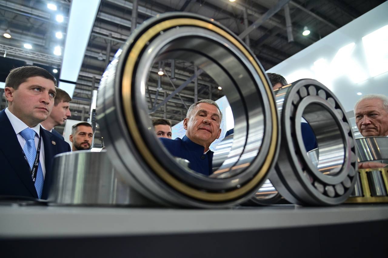 Минниханов в Екатеринбурге осмотрел стенды промышленной выставки ИННОПРОМ