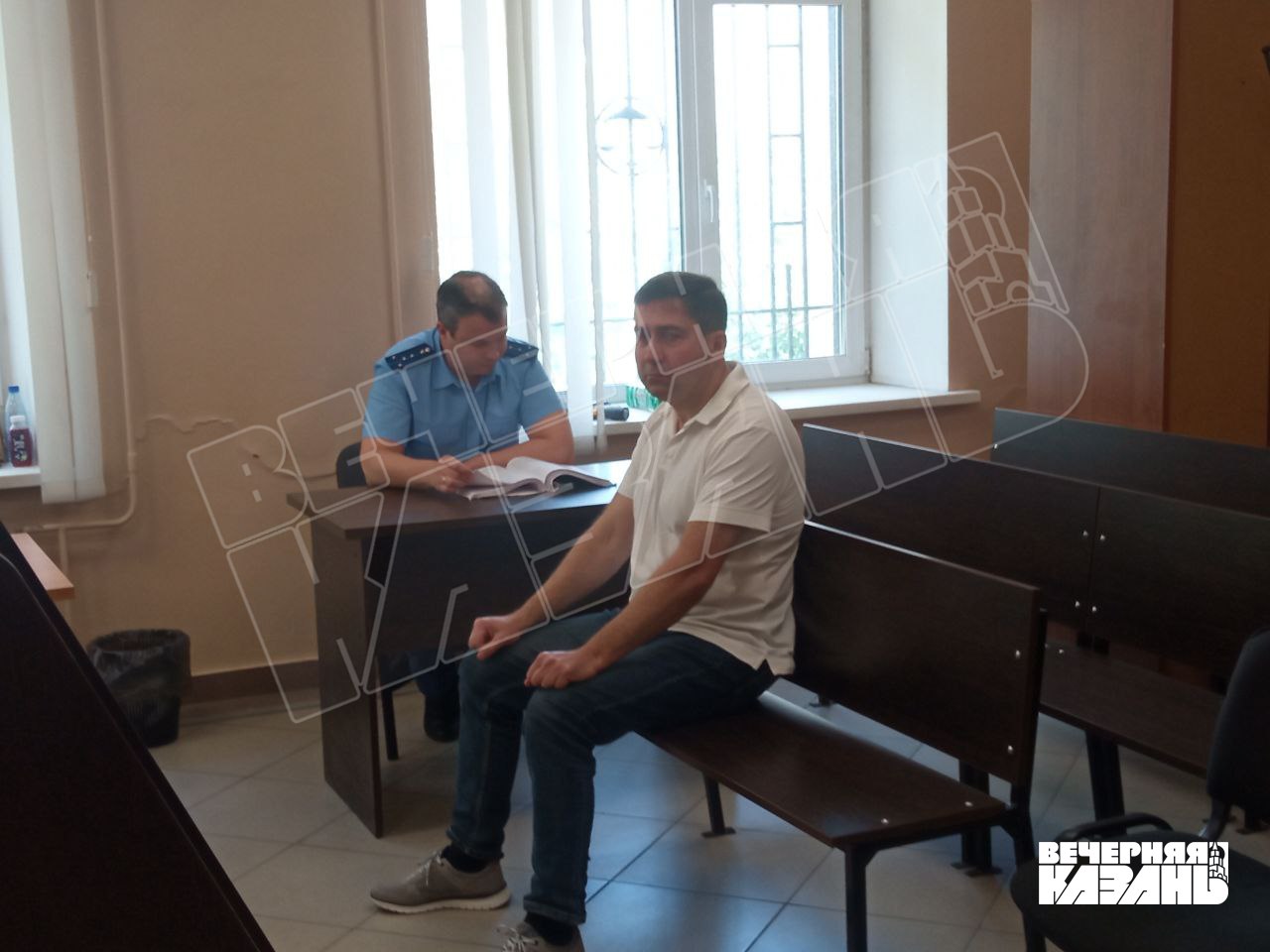 В суде Казани рассматривают дело замначальника «миграционки» о взятке коньяком