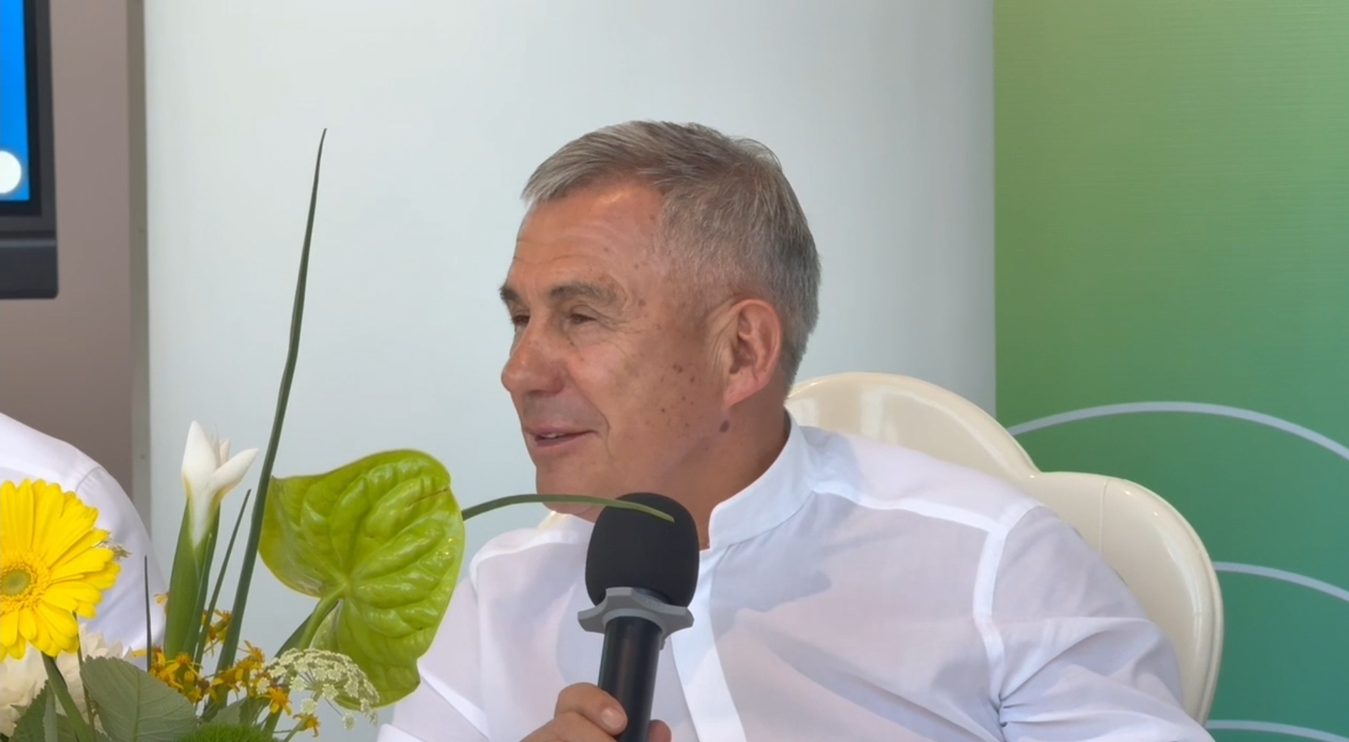 Минниханов ответил на вопросы школьников на нефтяном саммите в Альметьевске