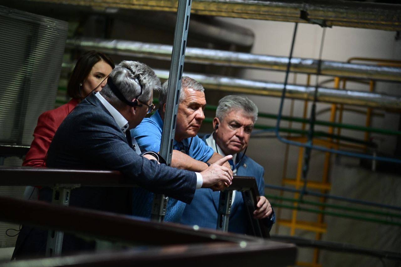 Минниханов пообщался с сотрудниками картонно-бумажного комбината в Челнах