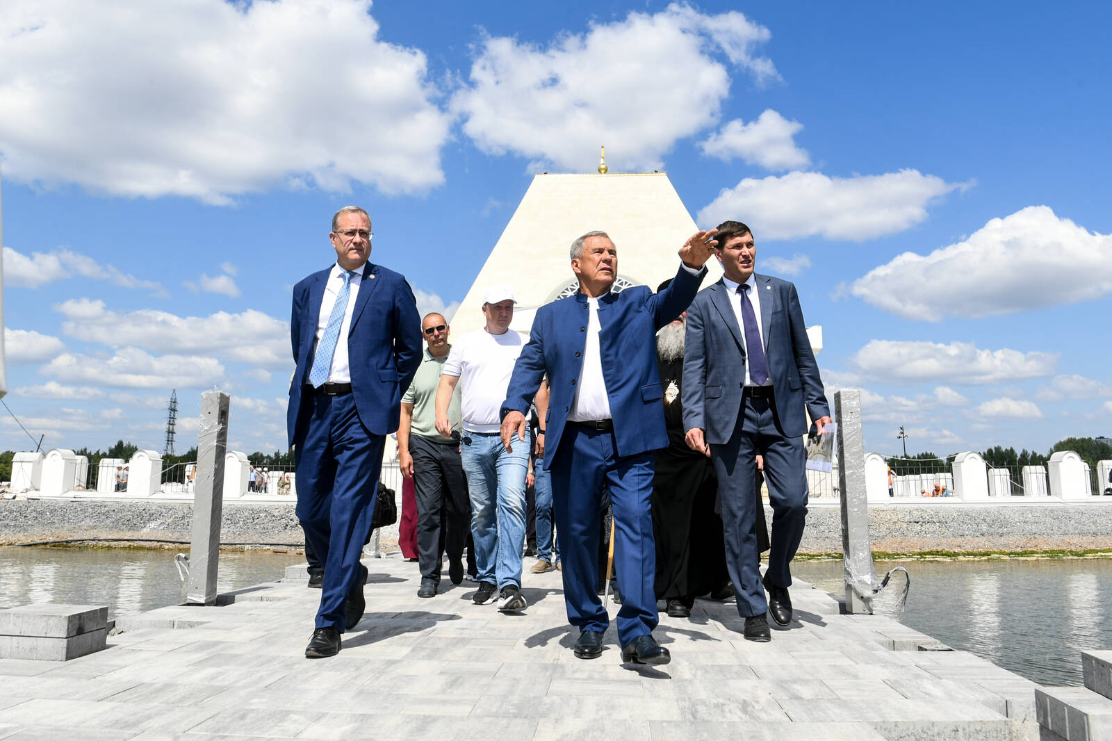 Минниханов посетил реставрацию Храма-памятника павшим воинам в Казани