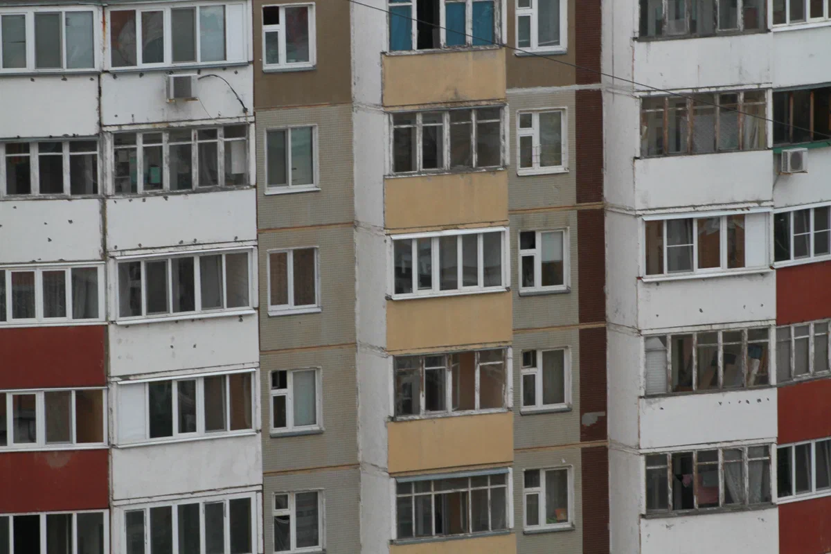 Администрация КирМоса посоветовала не верить листовкам с QR-кодами на подъездах