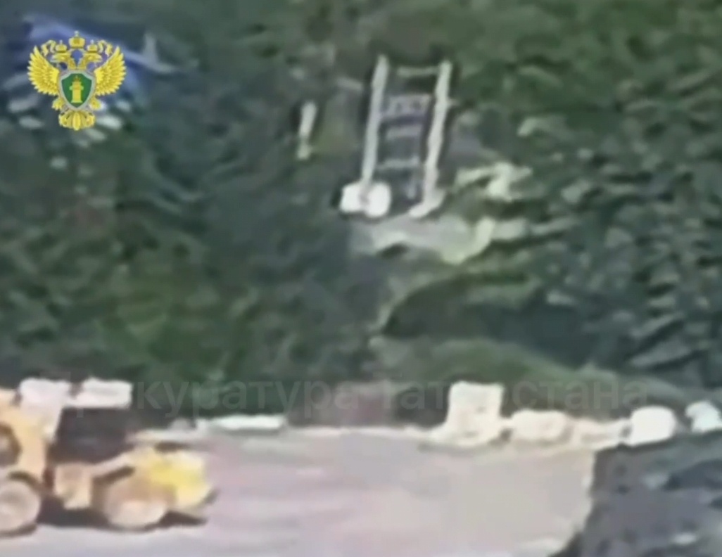 На стройке в Бугульме рабочий упал из кабины погрузчика и попал ему под колеса