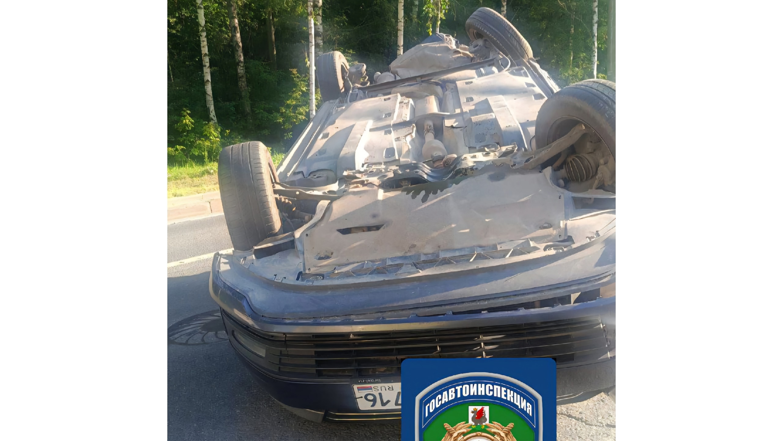 «Фольксваген» в Казани опрокинулся, врезавшись в световую опору