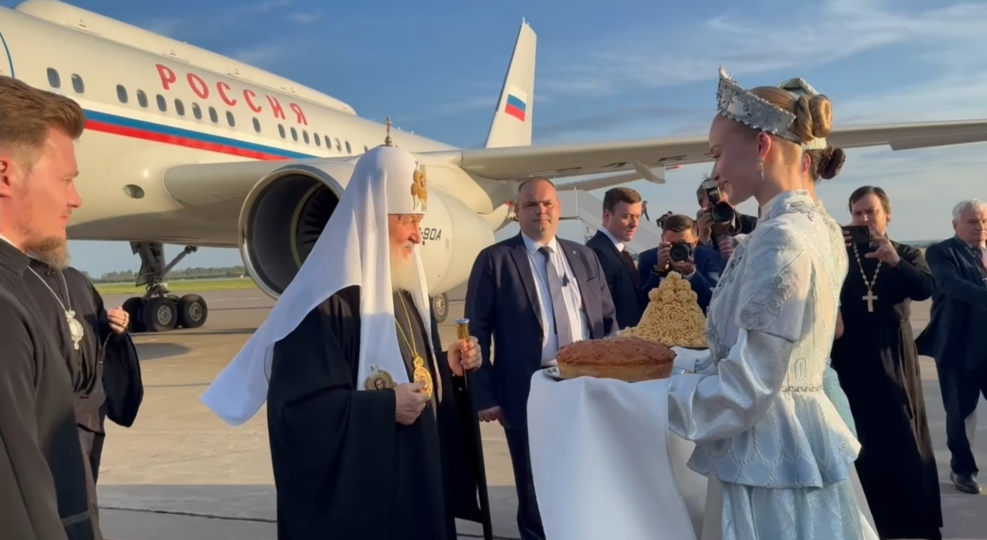 Минниханов встретил в аэропорту Казани Патриарха Московского и всея Руси Кирилла