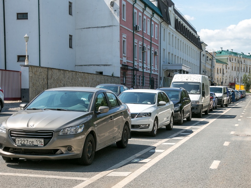 За нарушениями парковки в Казани будут следить 40 авто с камерами
