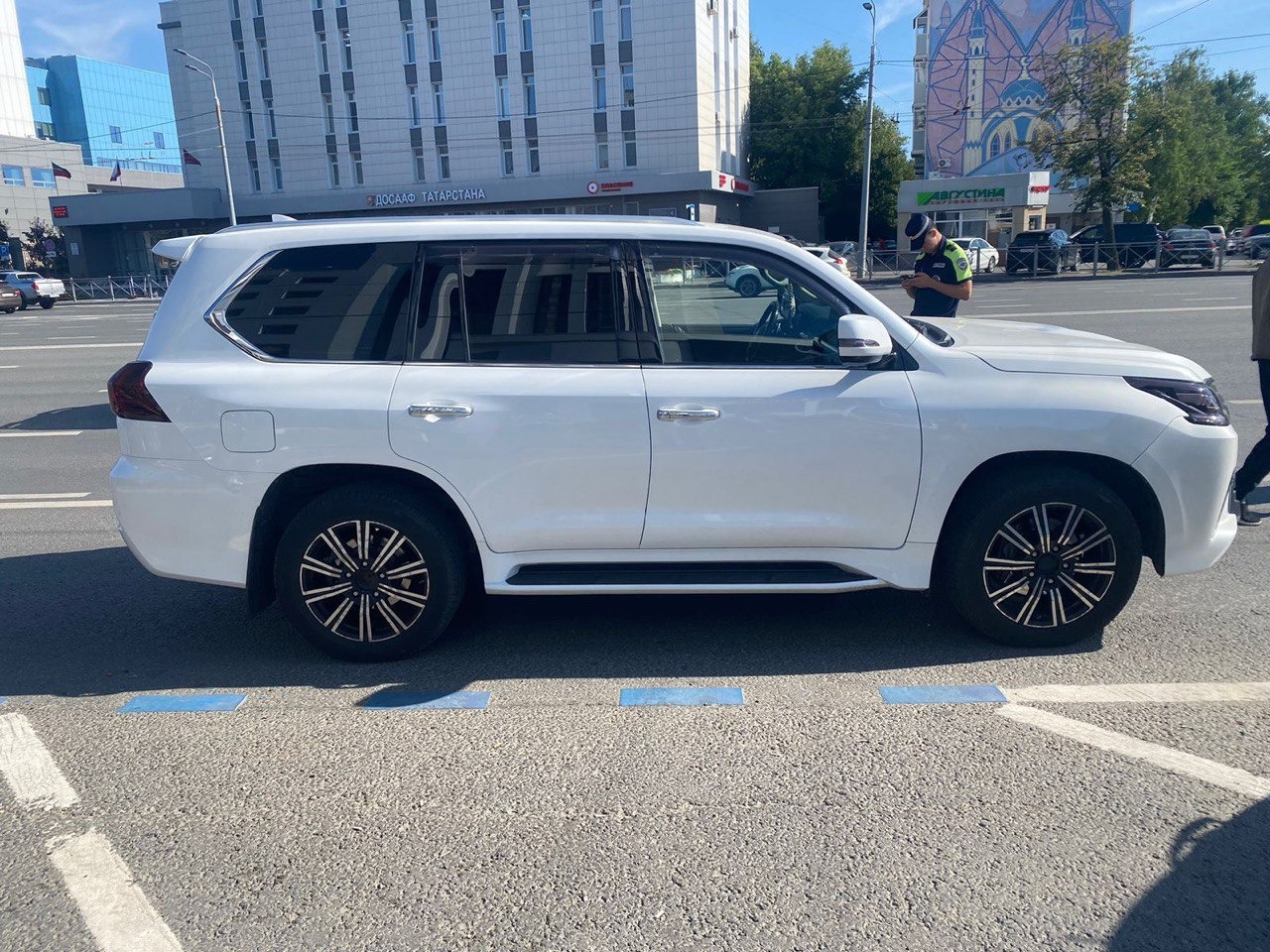Водитель Lexus в Казани угрожал пистолетом на дороге