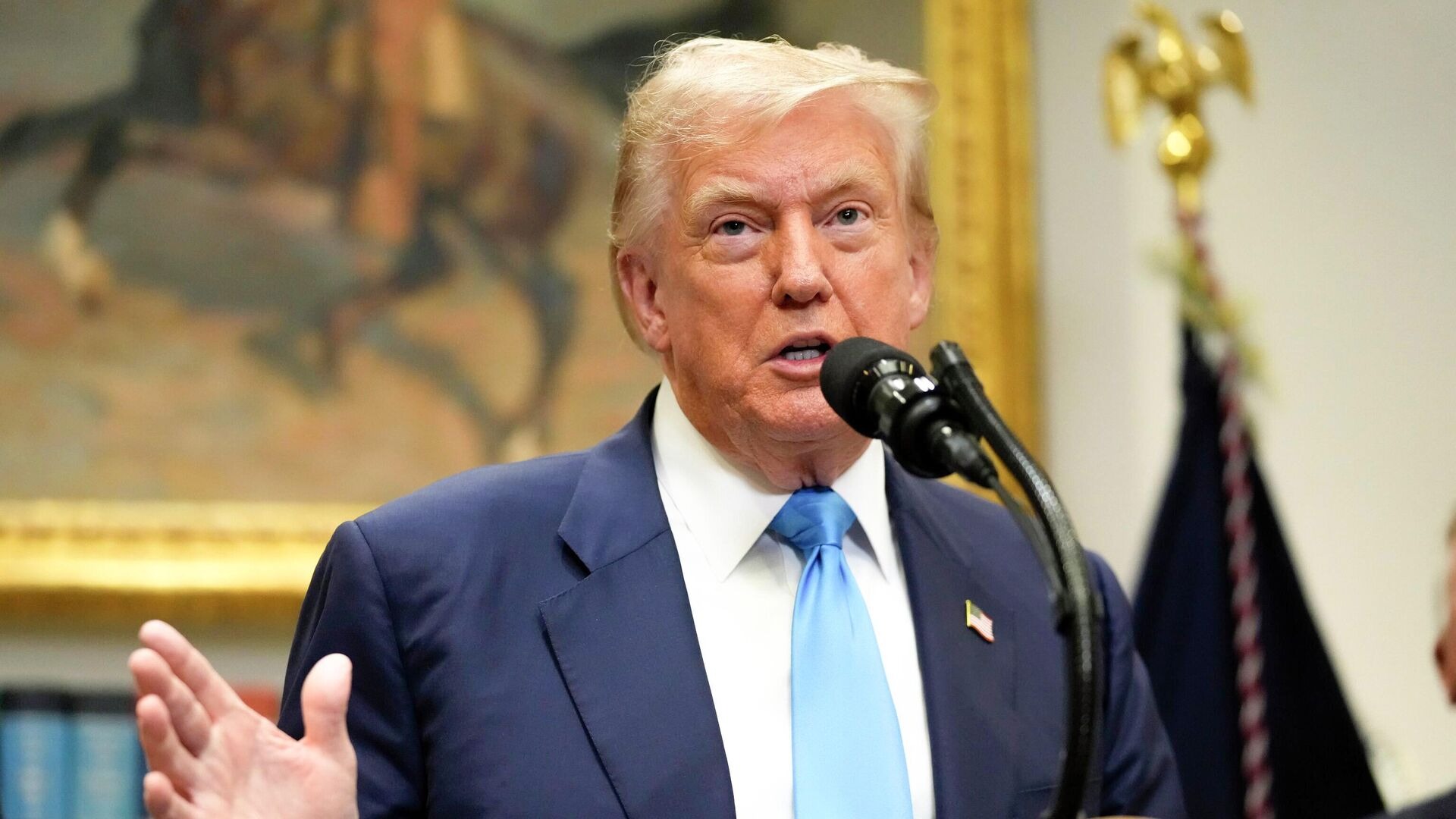 Президент США пообещал решить судьбу санкций после разговора с Путиным