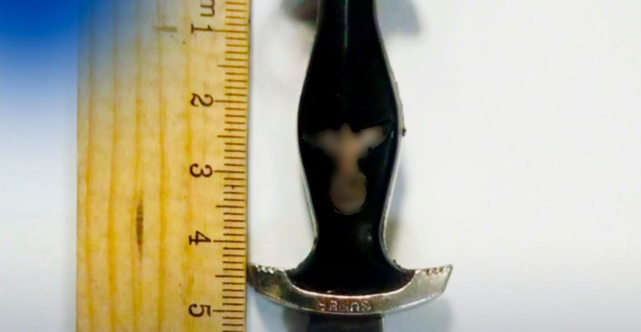 Мужчина пришел в суд в Татарстане с «нацистским» кортиком и бритвенными станками