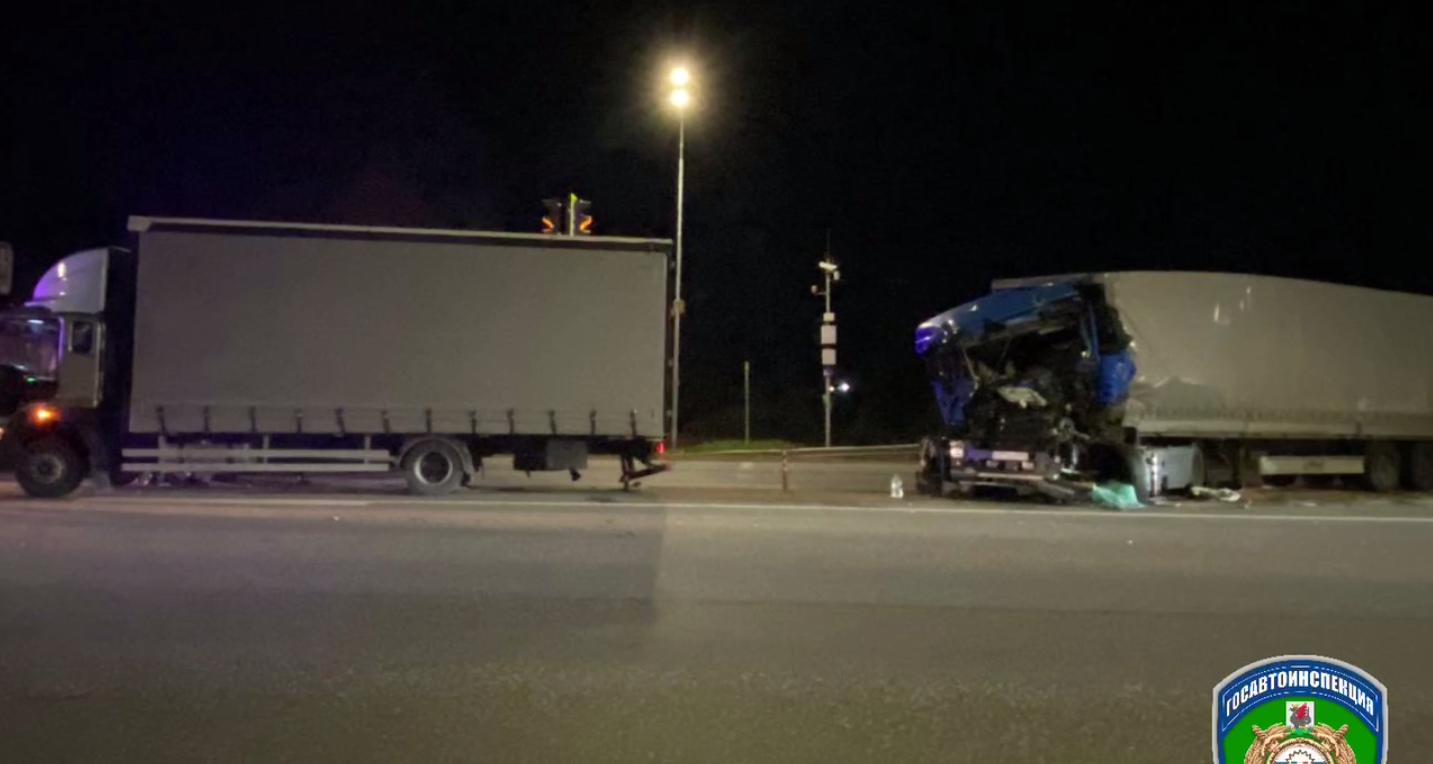 Уставший водитель фуры в Татарстане врезался в остановившийся грузовик