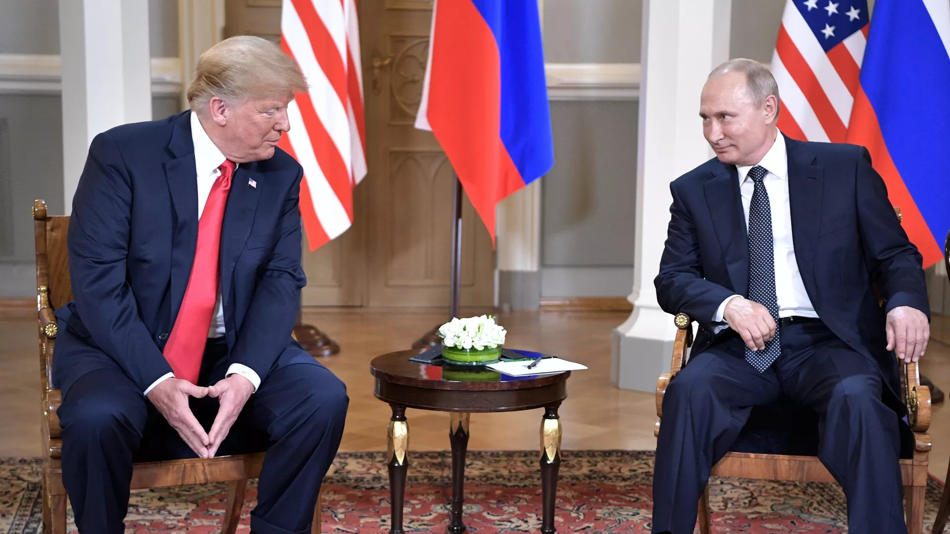 Трамп пообещал России санкции, если не договорится с Путиным