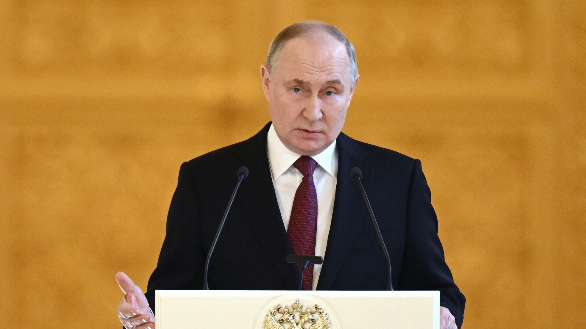 Путин заявил о необходимости повысить зарплаты учителям по всей России