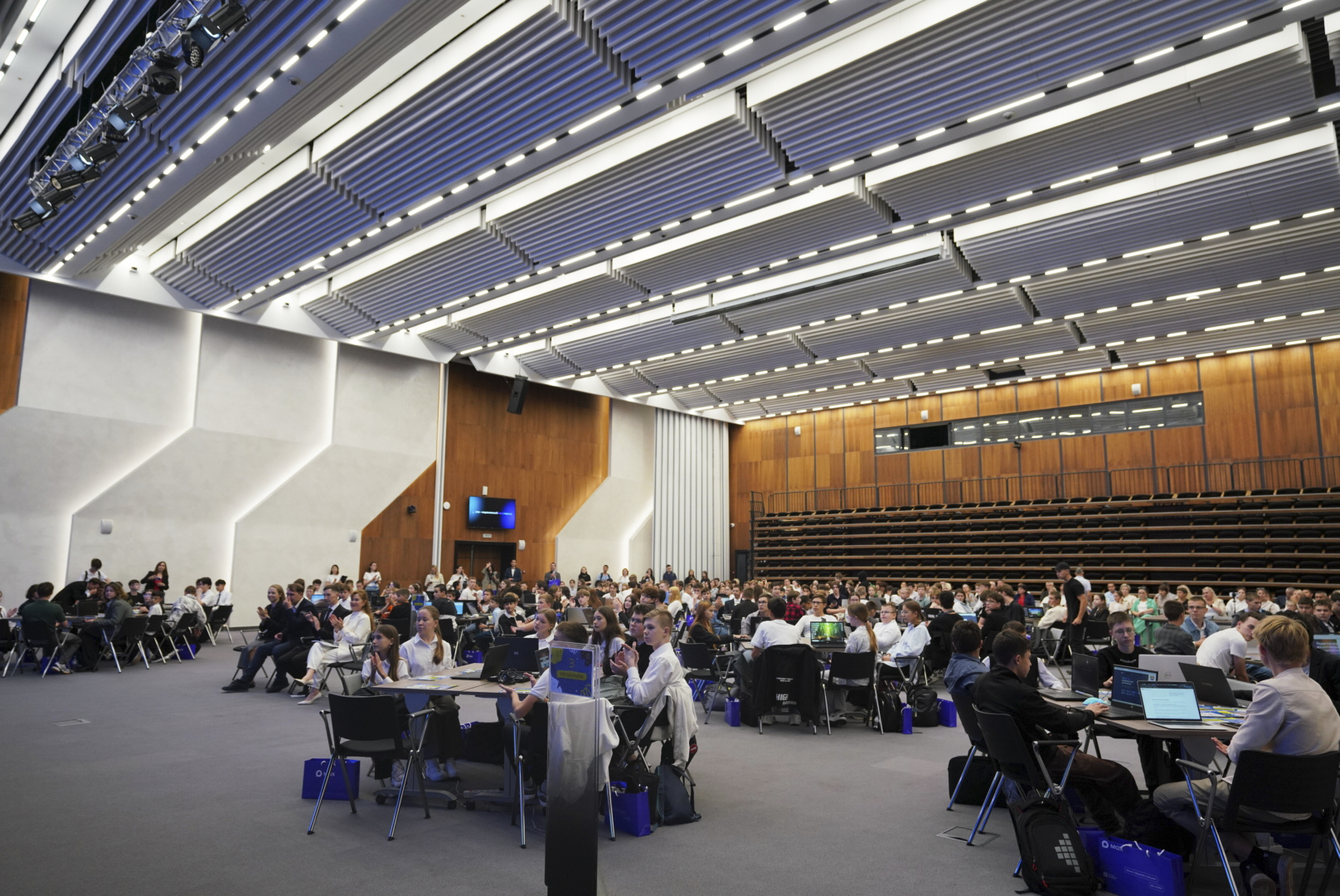 Школьный хакатон по созданию чат-ботов для Max завершился в Татарстане