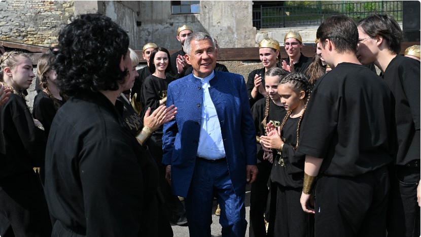 Рустам Минниханов побывал на премьере спектакля «Кара Алтын»