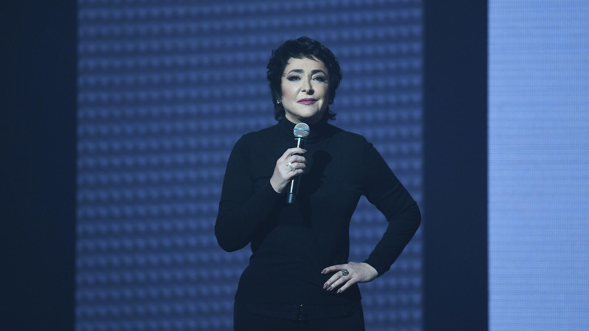 Лолита расплакалась во время концерта в Казани