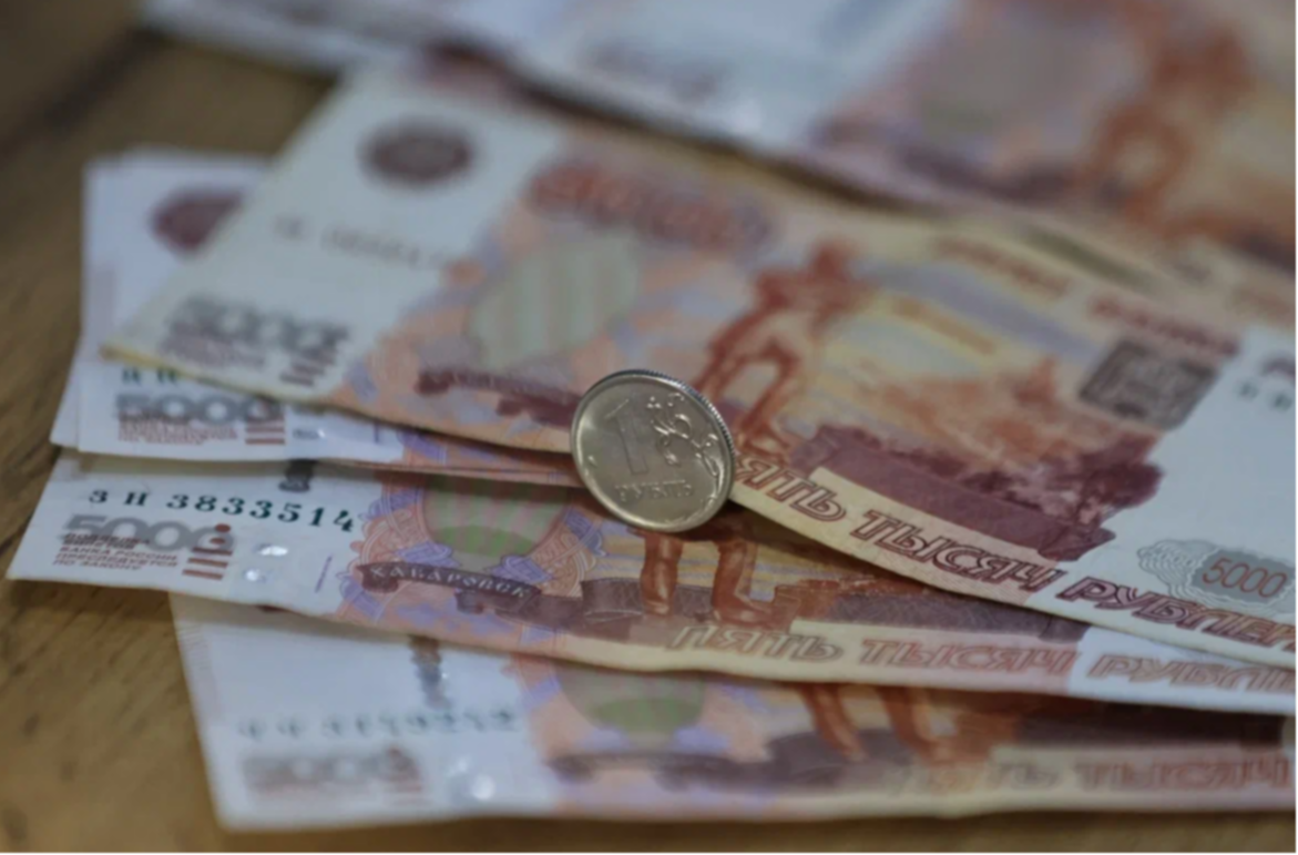 Снижение ключевой ставки не обвалит рубль, заявил экономист Бадалов