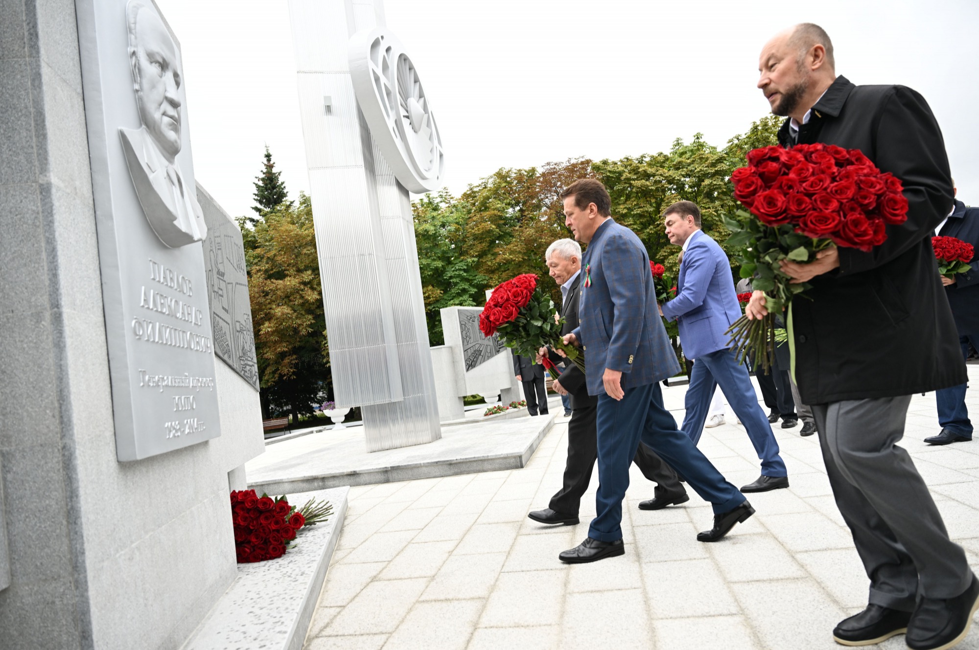 Минниханов и Метшин открыли барельеф гендиректору АО «КМПО» Александру Павлову