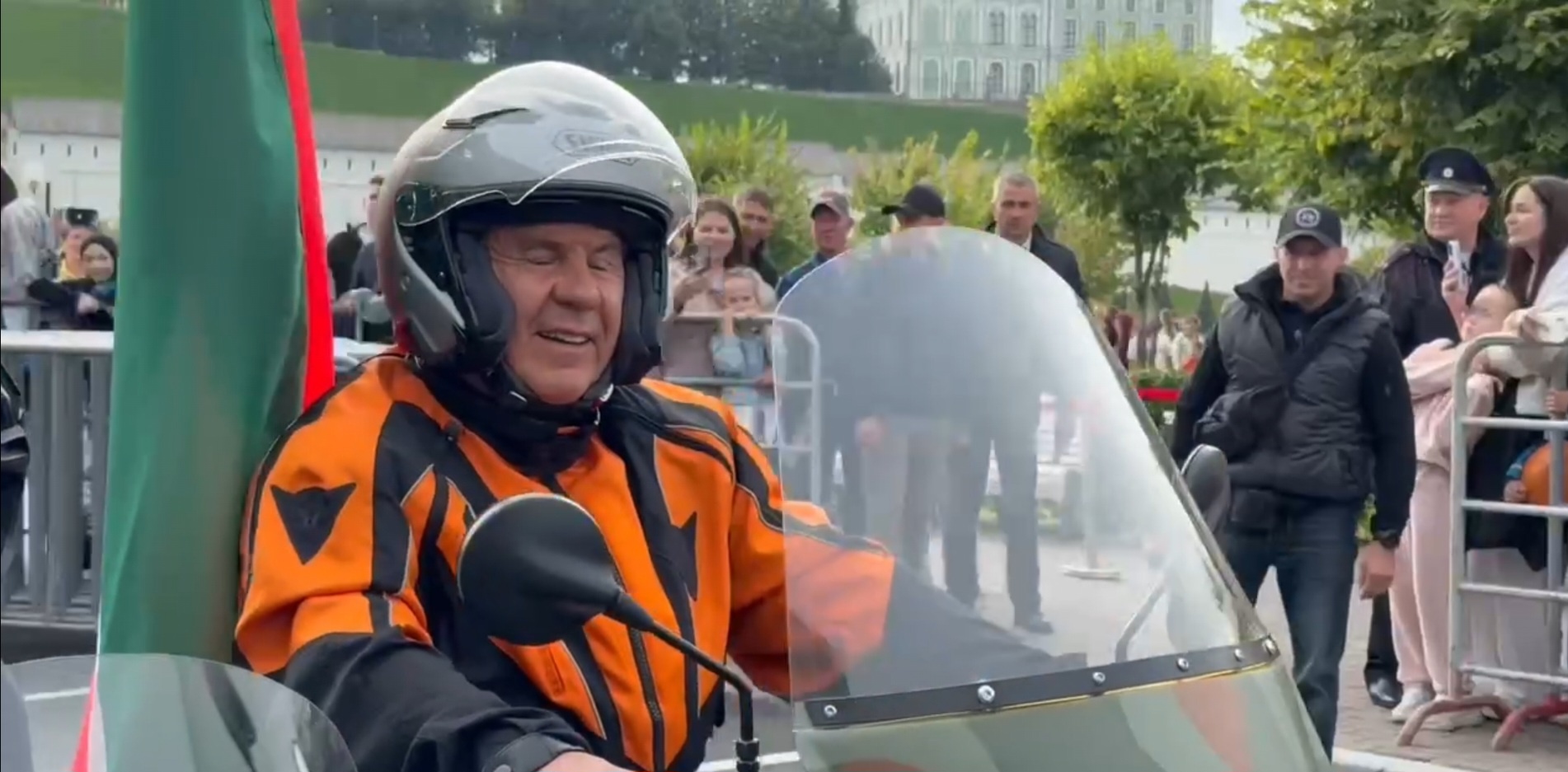 Минниханов проехал с мотоциклистами на Международном мотофестивале «Два Кремля»