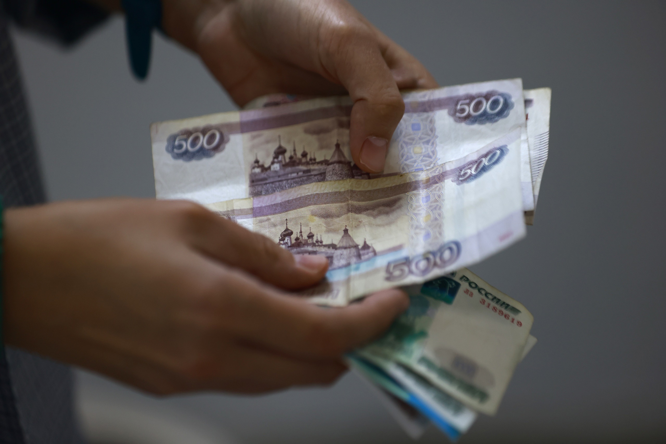 Средняя зарплата в России достигла 100 тысяч рублей