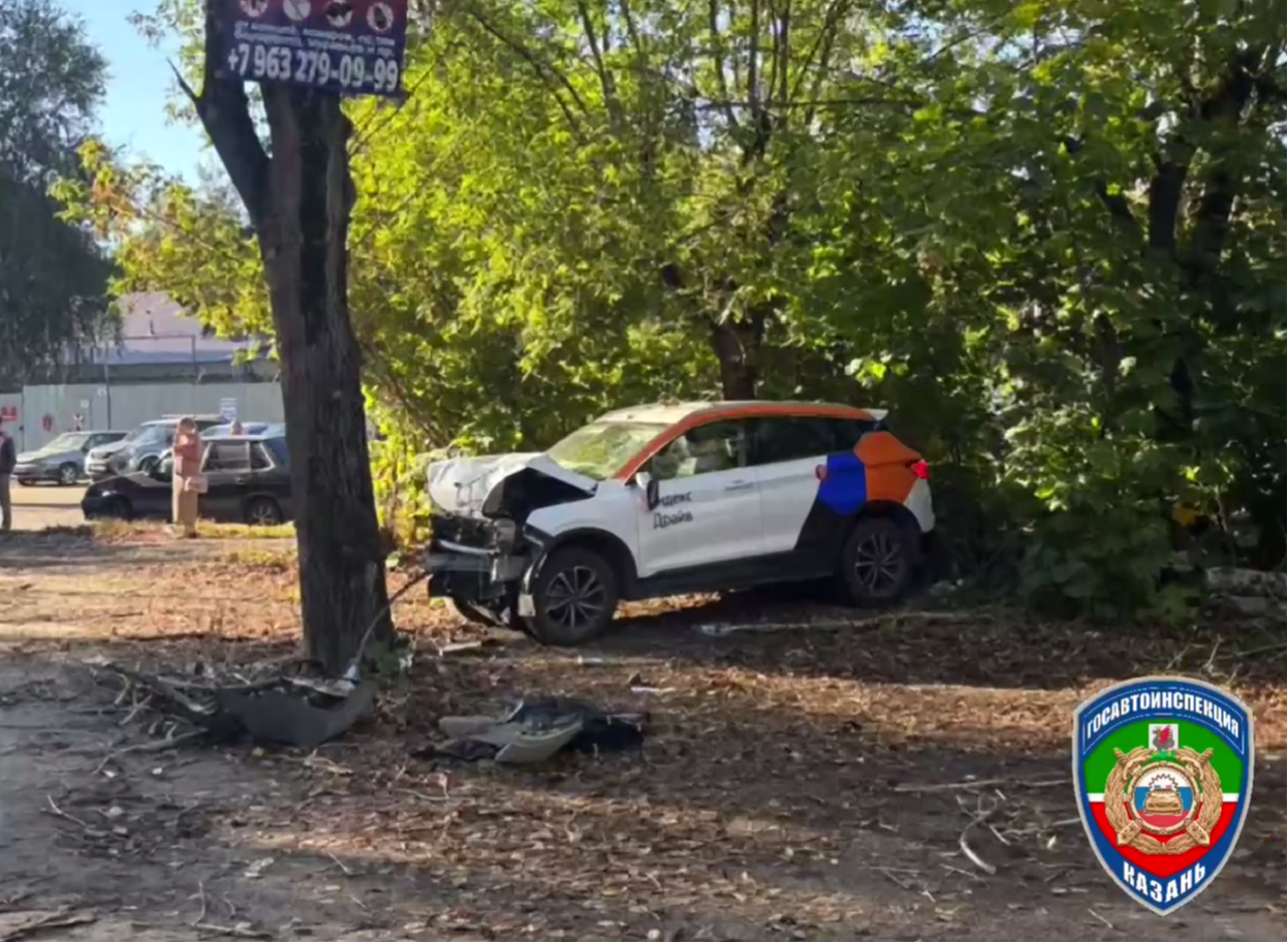 Лишенный прав водитель каршеринга в Казани врезался в дерево и попал в больницу