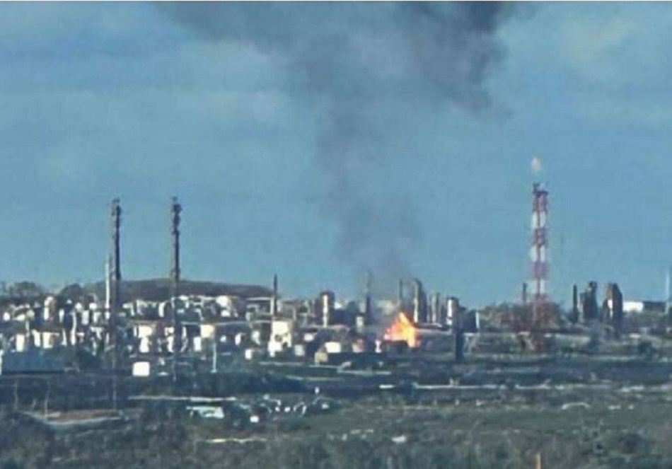 На нефтяном заводе в Башкирии после падения дрона вспыхнул пожар
