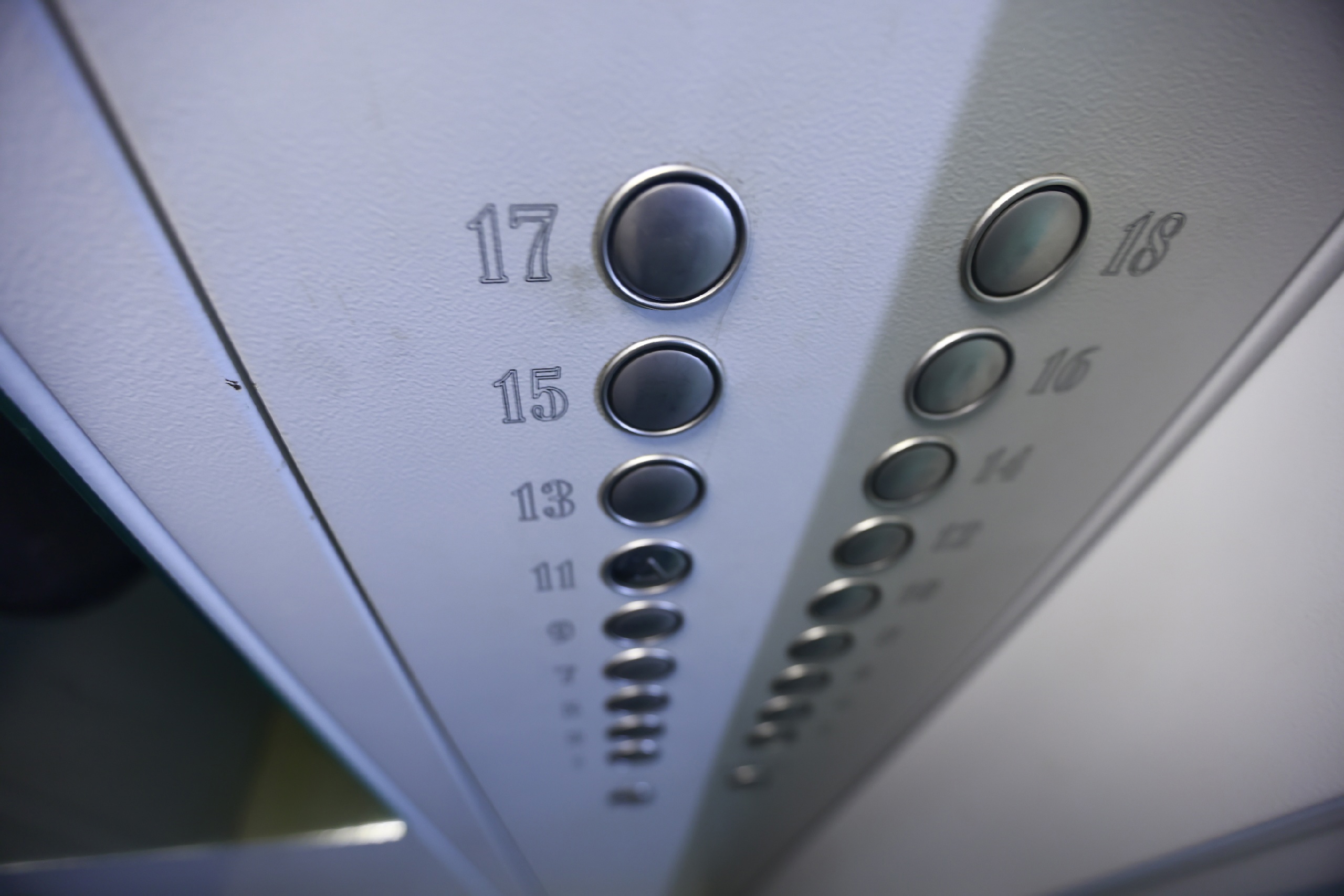 Медленное обновление лифтов в России повышает аварийность, заявили аналитики